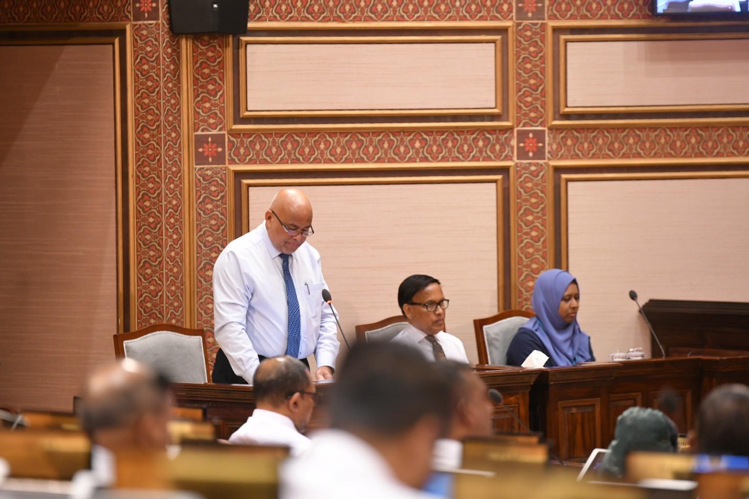 މަތީ ތަޢުލީމާ ބެހޭ ވަޒީރު ޑރ. އަލީ ހައިދަރު މިއަދުގެ މަޖިލީހުގެ ޖަލްސާގައި ވާހަކަފުޅު ދައްކަވަނީ -- ފޮޓޯ: ރައްޔިތުންގެ މަޖިލިސް