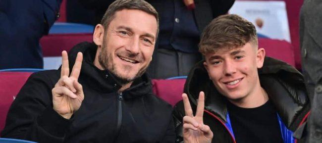 މަލާމާތާއި ފުރައްސާރައާއި ހެދި ލެޖެންޑް ޓޮޓީގެ ދަރިފުޅު ރިޓަޔަރ ކޮށްފި