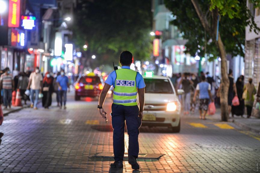 ފުލުހަކު މަޑުކުރަން ބުނުމުން ގަދަހަދާފަ ދިޔަ މީހަކު 33،000 ރުފިޔާ އިން ޖުރިމަނާކޮށްފި