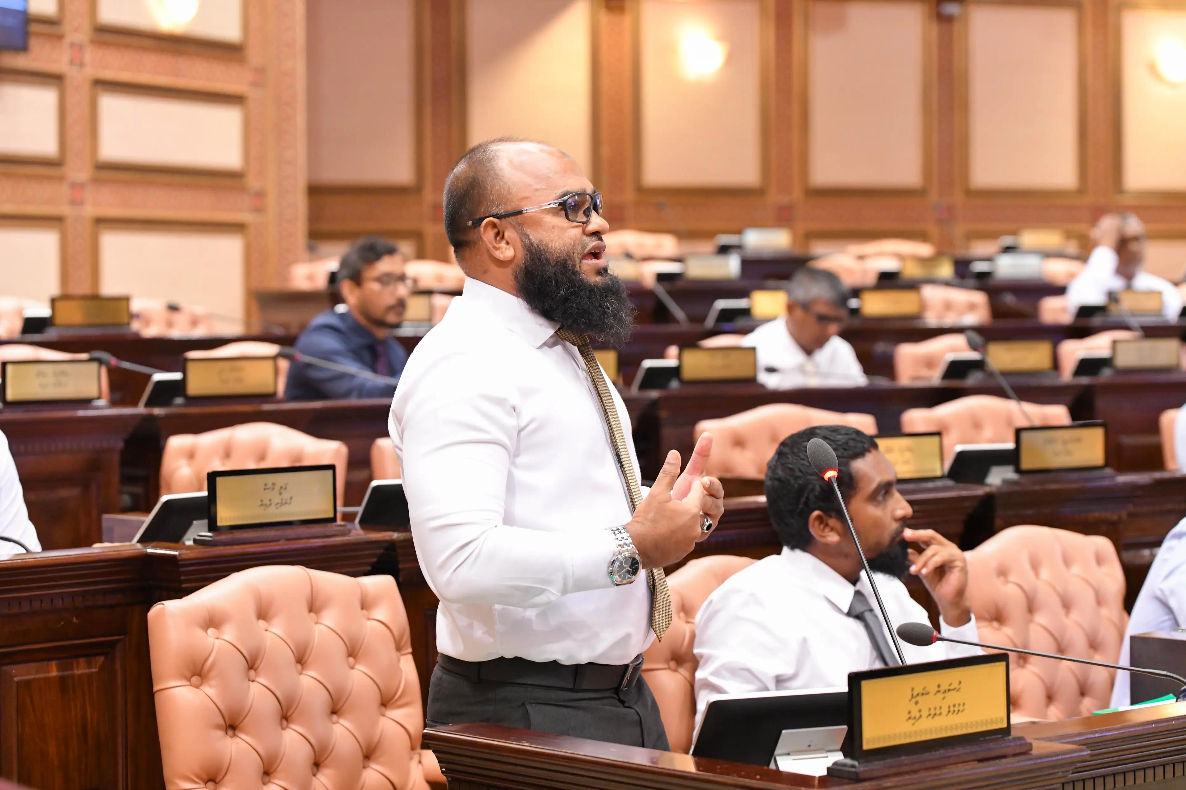 މެމްބަރު ހުސައިން ޝަރީފް މަޖިލީހުގެ ޖަލްސާއެއްގައި ވާހަކަފުޅު ދައްކަވަނީ -- ފޮޓޯ: މަޖިލިސް