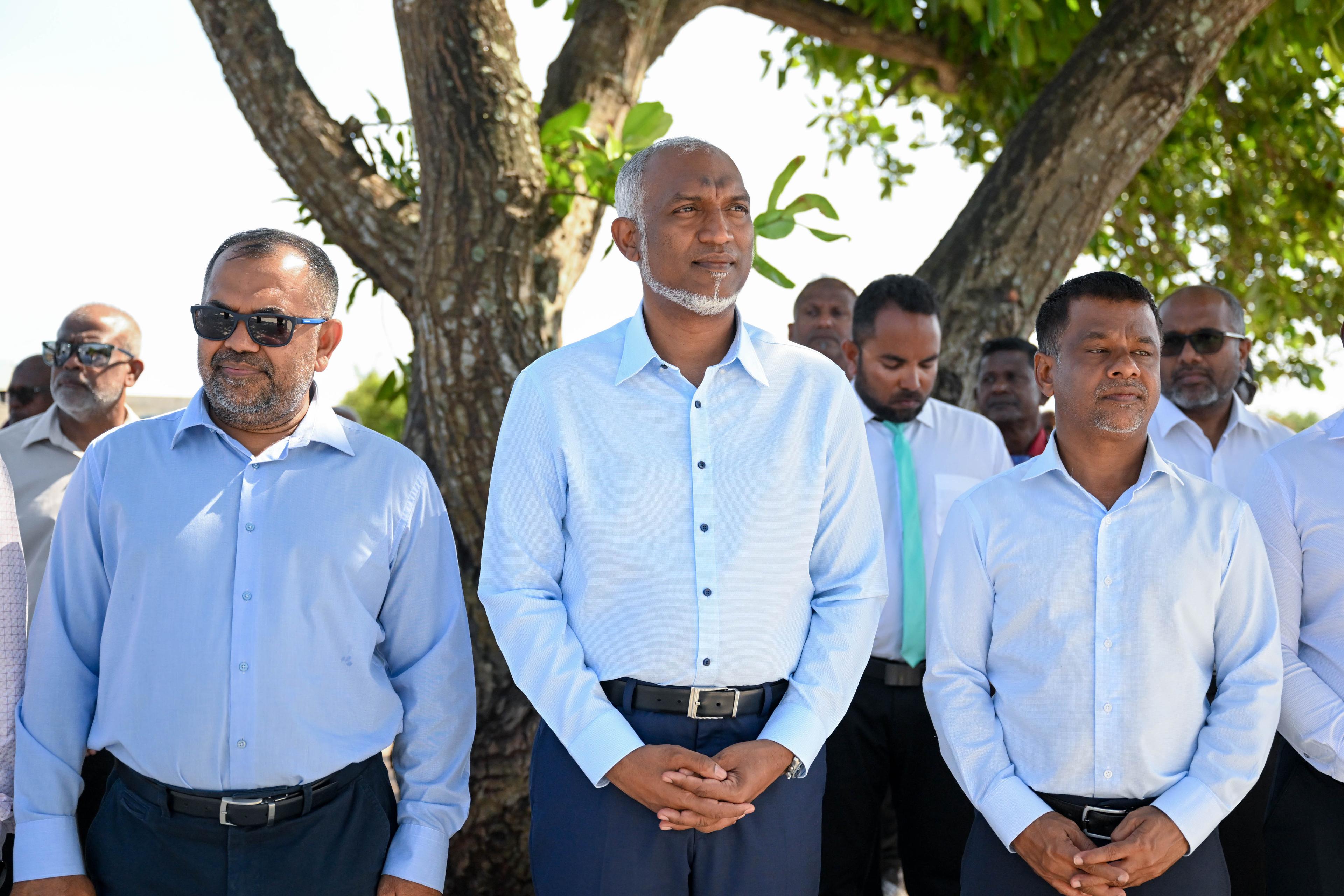 ރައީސް ޑރ. މުޙައްމަދު މުޢިއްޒު އަދި ސަރުކާރުގެ ވަޒީރުން ހދ. މަކުނުދޫގައި -- ފޮޓޯ: ރައީސް އޮފީސް