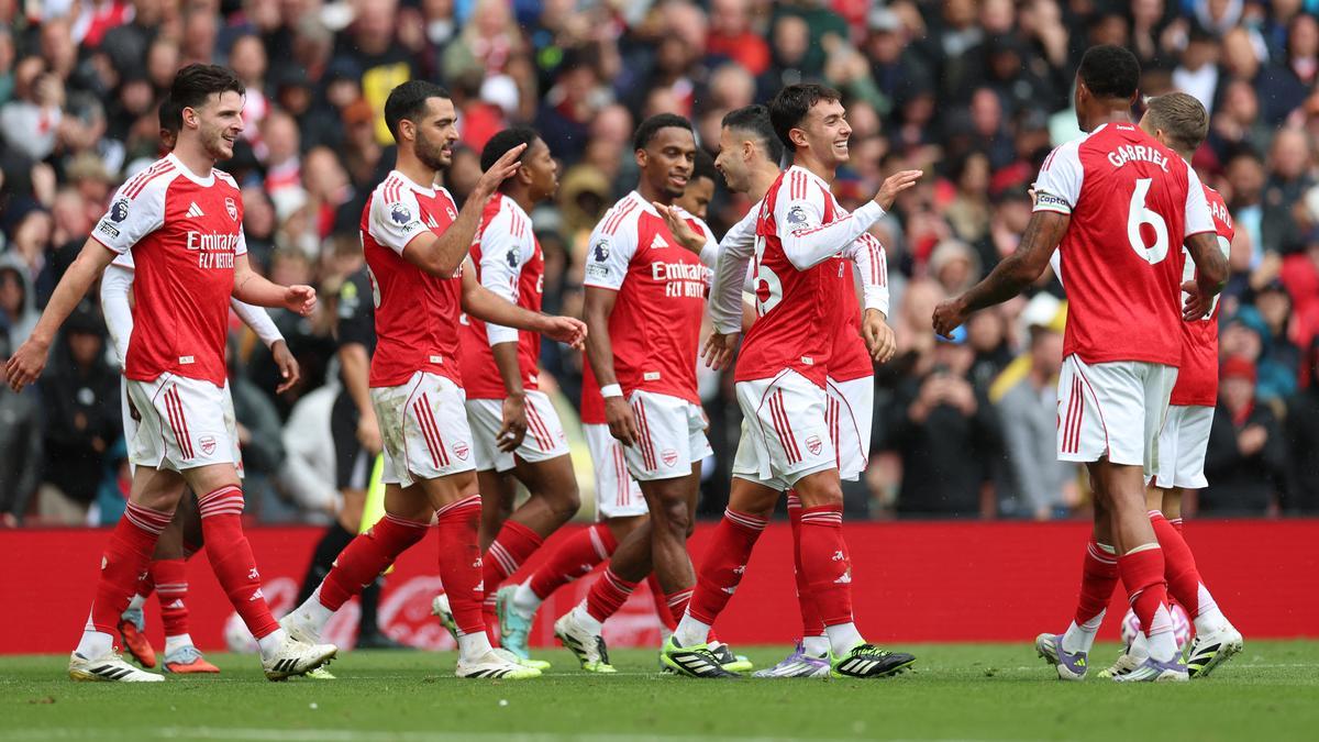 އާސެނަލް އަދި ޓޮޓްނަމް ޕްރީމިއަރ ލީގުގެ ތާވަލުގެ އެންމެ ކުރިޔަށް