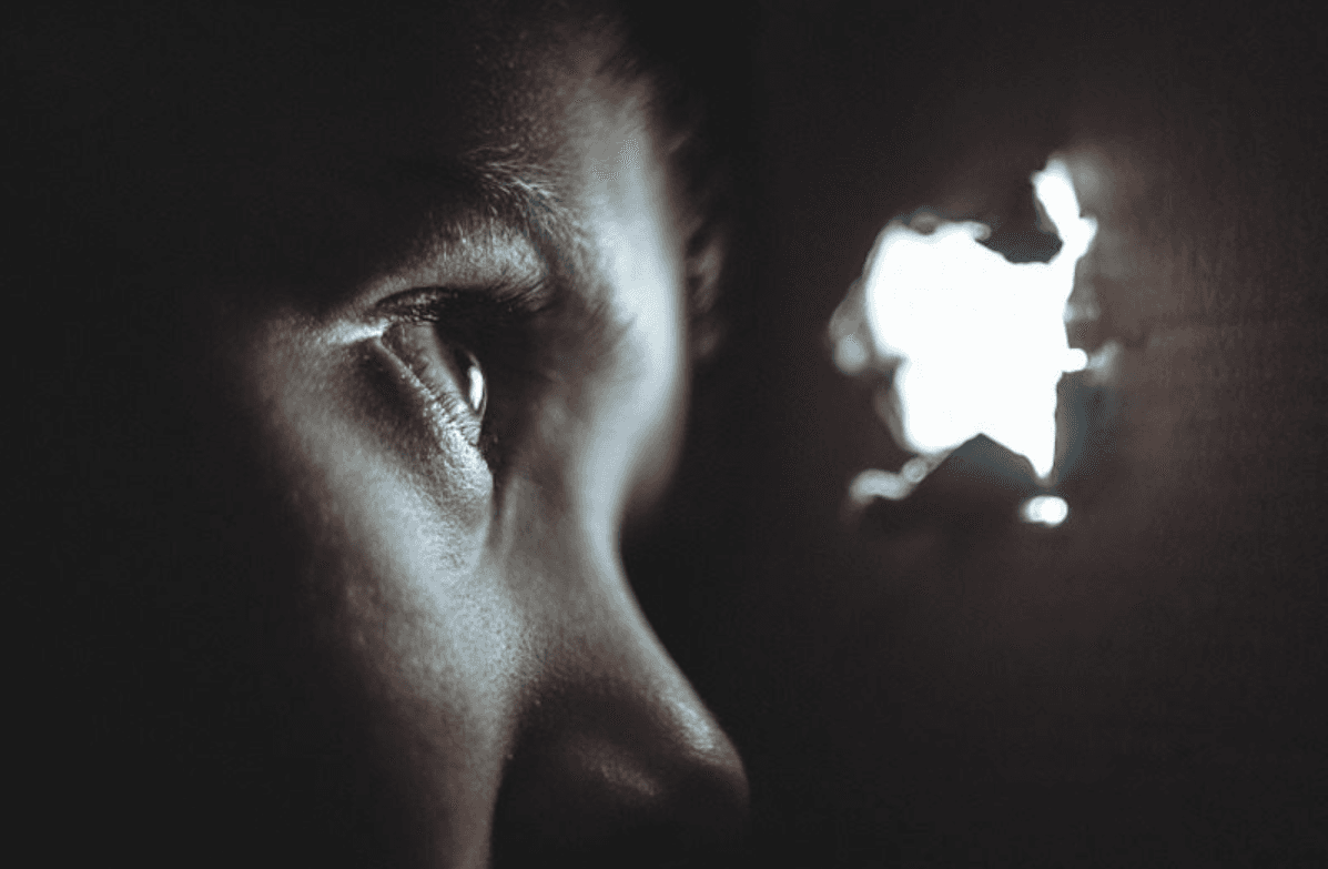 ބަރަހަނާ މަންޒަރު ދައްކައި، ޖިންސީ ގޯނާކުރިކަމަށް ތުހުމަތުގައި ޓީޗަރަކު ހައްޔަރުކޮށްފި