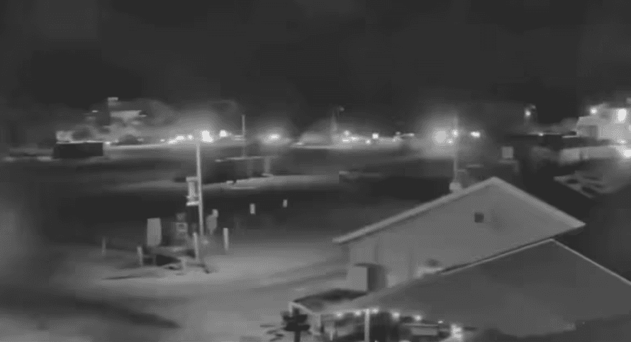 ބޯޓެއްގައި އައި މީހަކު އެމެރިކާގެ ރެސްޓޯރަންޓަކަށް ހަމަލާދީ 3 މީހުން މަރާލާ ގިނަ ބަޔަކު ޒަޚަމްކޮށްލައިފި