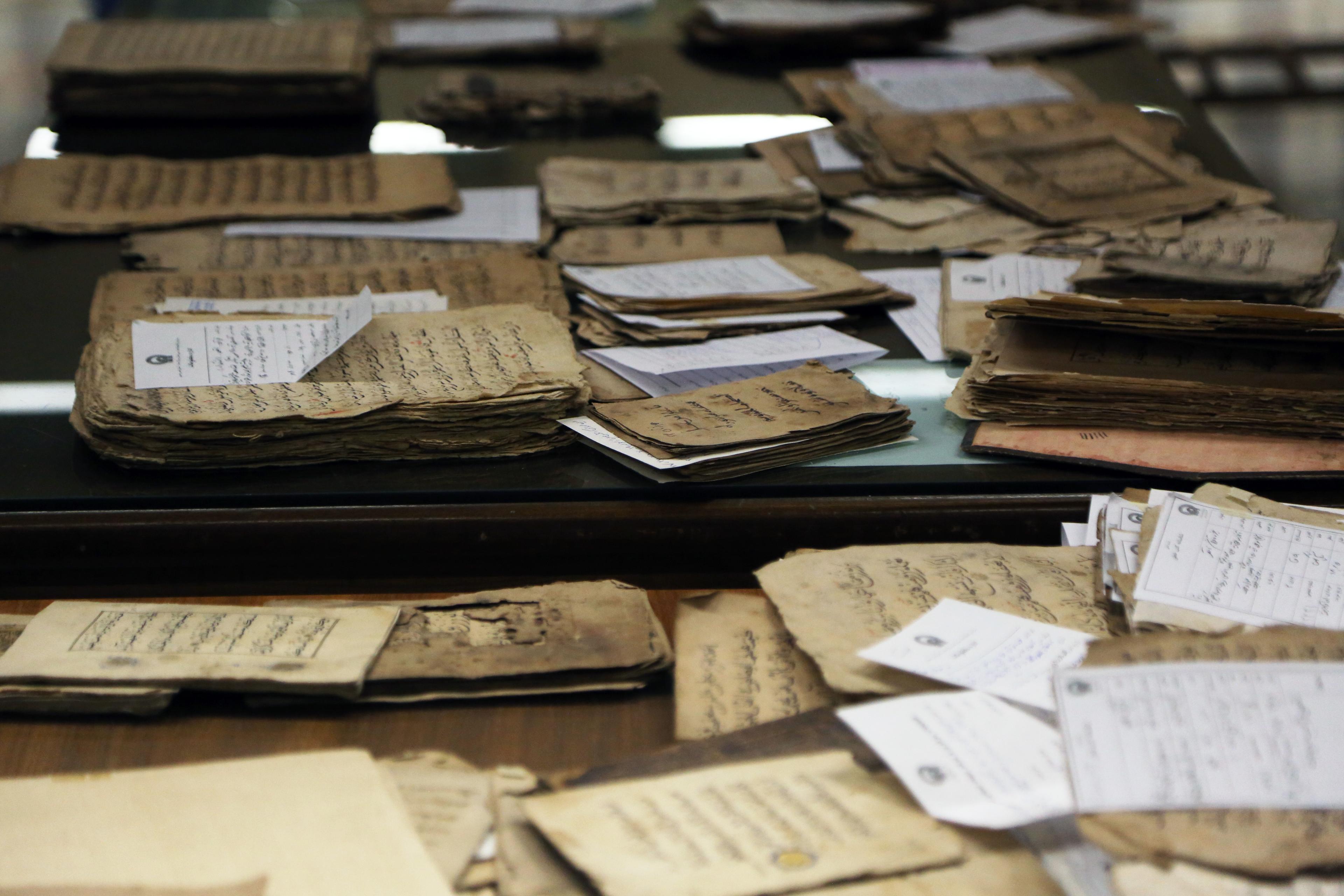 İran’ın Rezevi Horasan eyaletinin Meşhed şehrindeki Astan Kuds Yazma Eserler Kütüphanesi, bünyesinde bulundurduğu nadir eserlerle ilim dünyasına hizmet veriyor. 500 yıllık bir geçmişinin olduğunu belirtilen kütüphane, geçmişte kitapların "kitap hazinesi" adı altında burada korunduğunu ancak Safeviler döneminde yeniden düzenlenerek kütüphaneye çevrildiğini ve ciltleme ustası ile restorasyon görevlilerinin çalıştığını ifade ediliyor. Kütüphanenin Müdürü Ebulfezl Hasanabadi, Kütüphanede 90 binden fazla el yazması, 50 binin üzerinde taş baskı eseri muhafaza edildiğini ve külliyedeki diğer bölümlerde bulunan eserlerle, yazma eserlerin 120 bini, taş baskı eserlerin 68 bini aştığını bildirdi. ( Fatemeh Bahrami - Anadolu Ajansı )