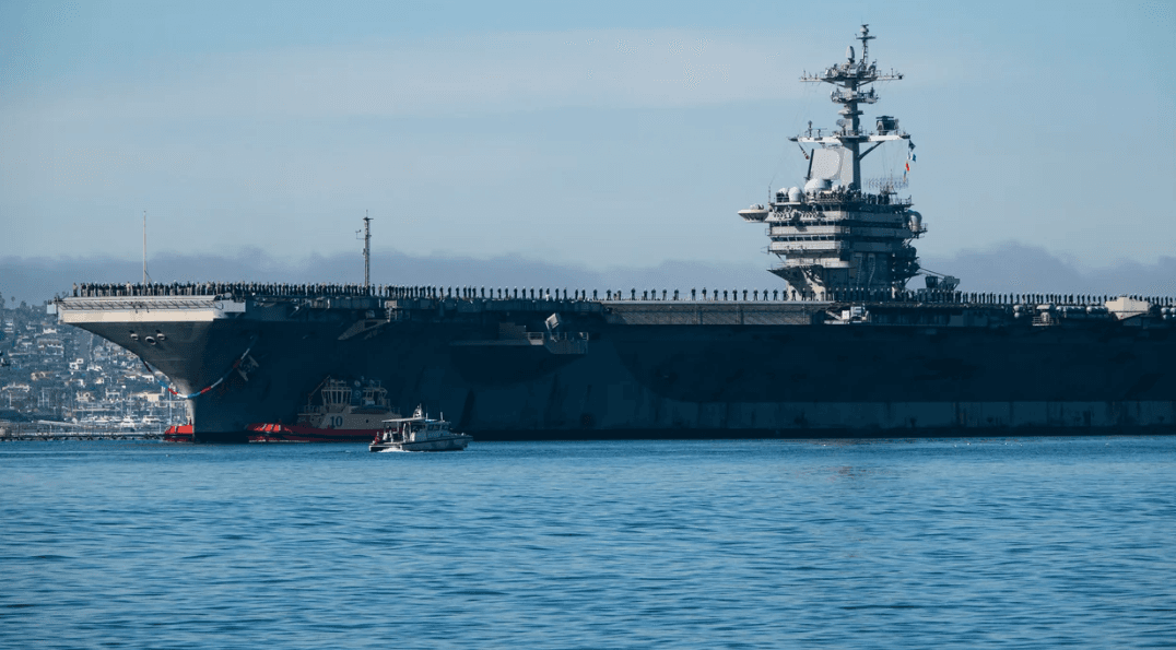 އެމެރިކާގެ ނޭވީގެ މަތިންދާބޯޓު އުފުލާ ބޯޓު ޔޫއެސްއެސް އަބްރަހަމް ލިންކަން މެދުއިރުމައްޗަށް ޑިޕްލޮއި ކުރުމަށް ފަހު އެނބުރި ފުރި ބަނދަރު ނޭވަލް އެއާ ސްޓޭޝަން ނޯތު އައިލެންޑަށް އެނބުރި އަންނައިރު ސެން ޑިއޭގޯ ބޭގައި ޓަގްބޯޓުތަކުން މަގުދައްކަނީ، ފޮޓޯ: އޭބީސީ ނިއުސްގެ ފައިލް ފޮޓޯ