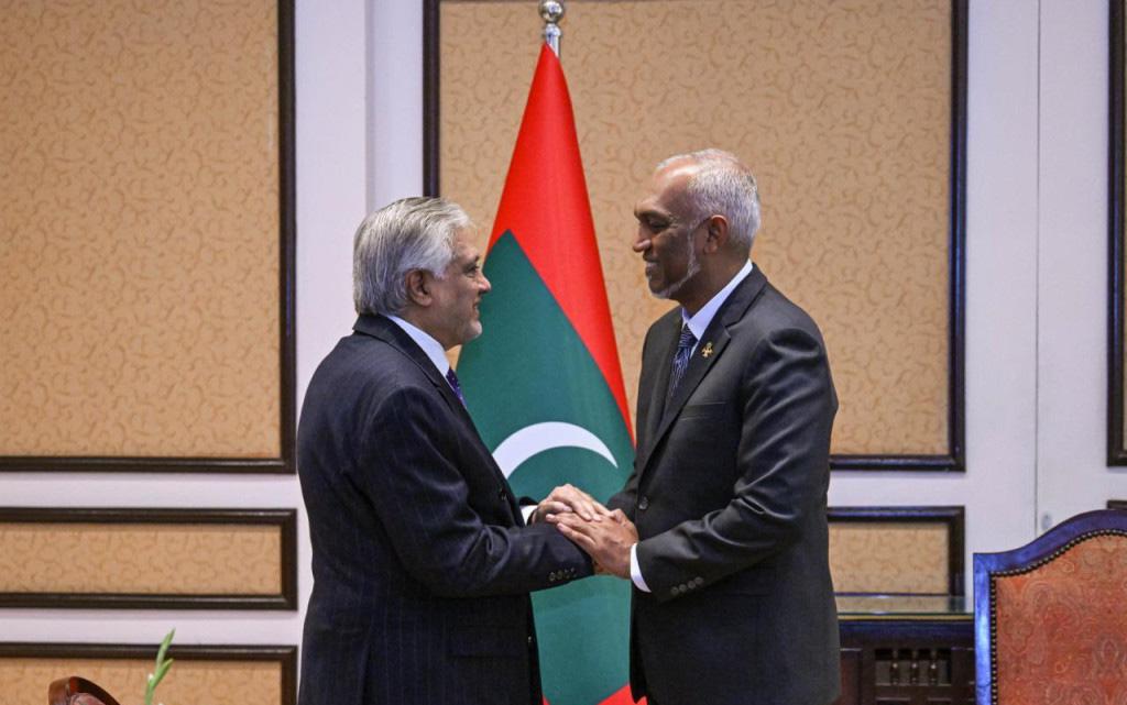 ޕާކިސްތާނުގެ ބޮޑުވަޒީރުގެ ނައިބު އަދި ޚާރިޖީ ވަޒީރު، ރައީސުލްޖުމްހޫރިއްޔާ ޑރ. މުޢިއްޒުގެ އަރިހަށް އިޙްތިރާމުގެ ޒިޔާރަތެއް ކުރައްވައިފި