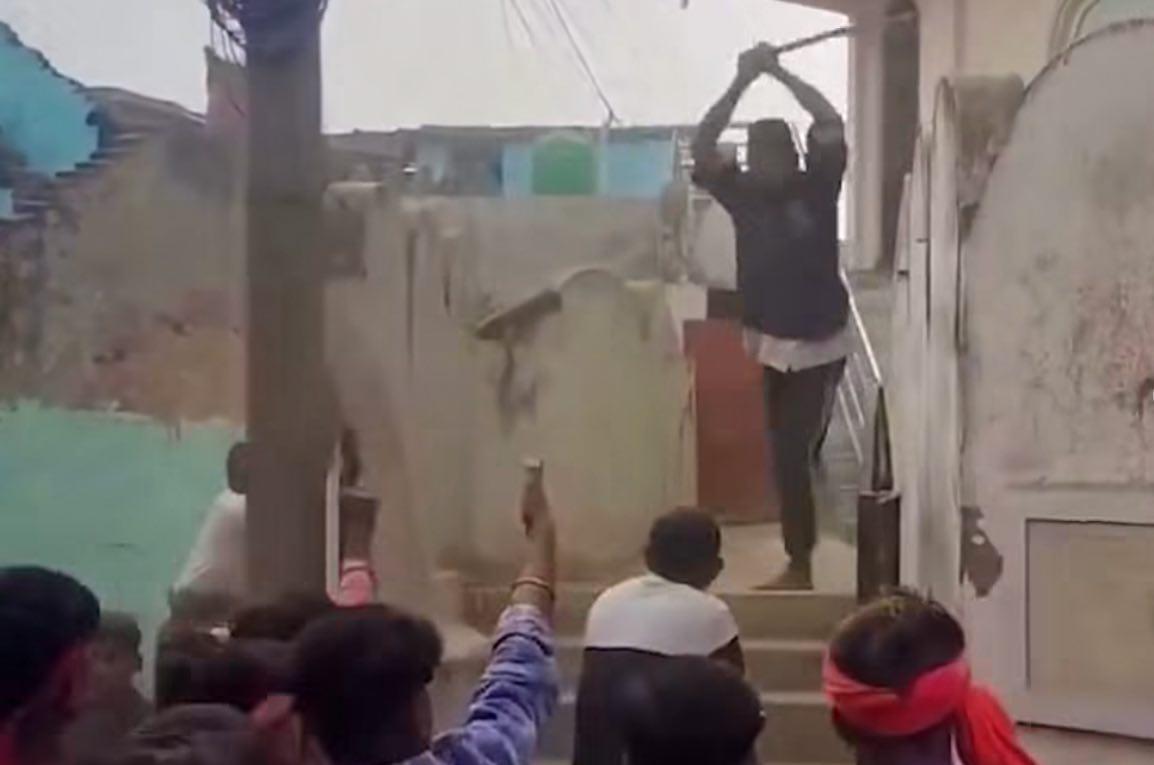 ނޭޕާލުގައި ދުޝްމަނުން ކިބައިން މިސްކިތް ދިފާޢުކޮށްދިނީ އެއްފައި ނެތް މުސްލިމެއް ދެއްކި އާދަޔާޚިލާފް ހިތްވަރުން