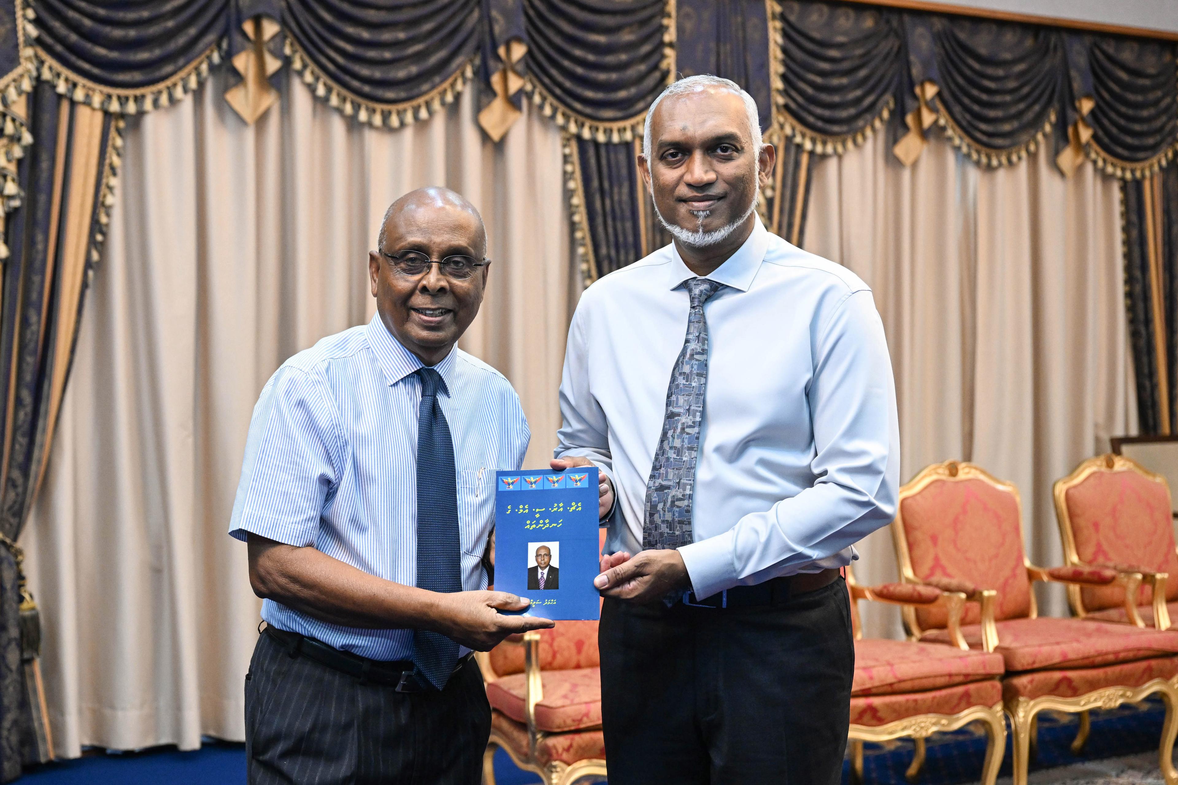 އަހްމަދު ސަލީމް ލިޔުއްވި ''އެޗް.އާރު.ސީ.އެމް. ގެ ހަނދާންތައް'' ފޮތް ރައީސް އަށް ހަދިޔާކޮށްފި