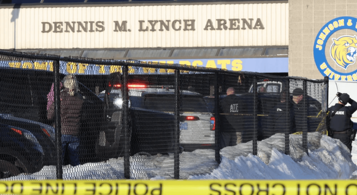 ރޯޑް އައިލެންޑްގެ ހައިސްކޫލް ހޮކީ މެޗެއްގެ ތެރޭގައި ބަޑިޖެހުމުން ދެ މީހަކު މަރު، ހަމަލާ ދިން މީހާވެސް މަރު!