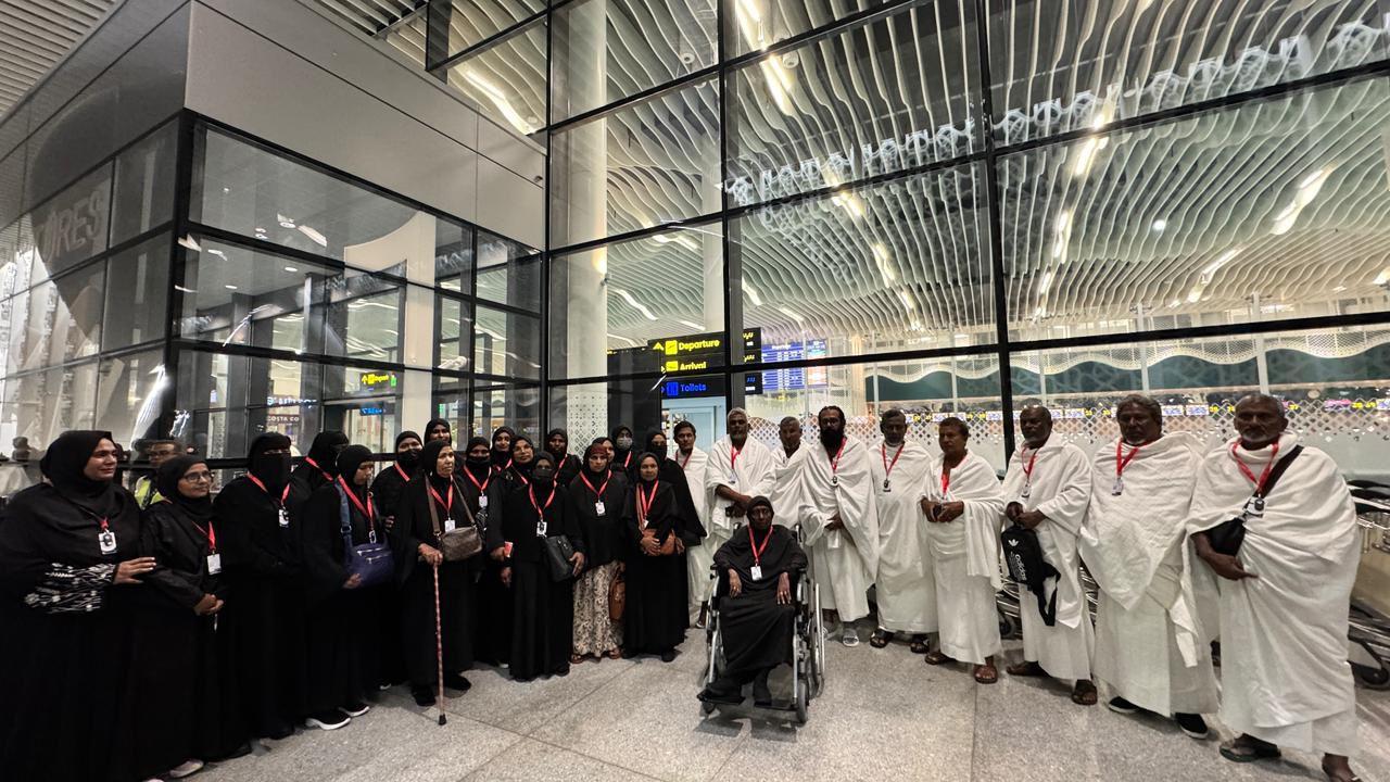 އުމްރާވެރިން ފުރުމަށް އެއަރޕޯޓުގަ