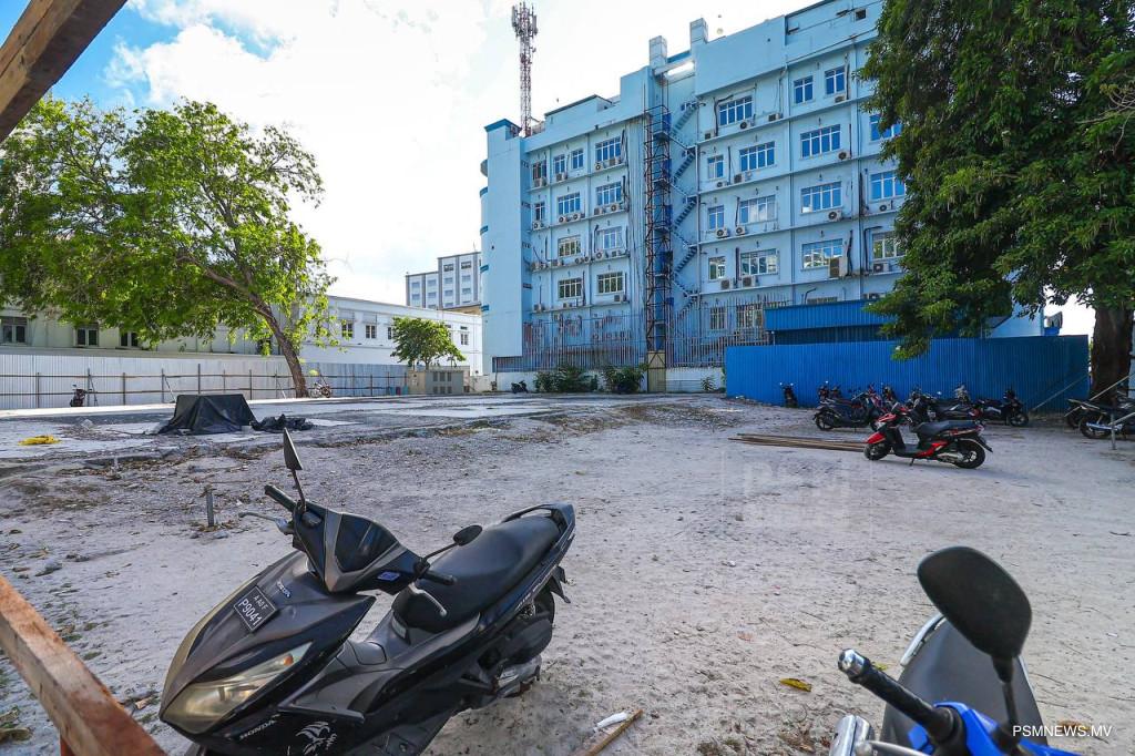 ޕާކެއް ހެދުމަށް ޣާޒީ ބިލްޑިންގ ހުރި ބިން ސާފުކުރަނީ