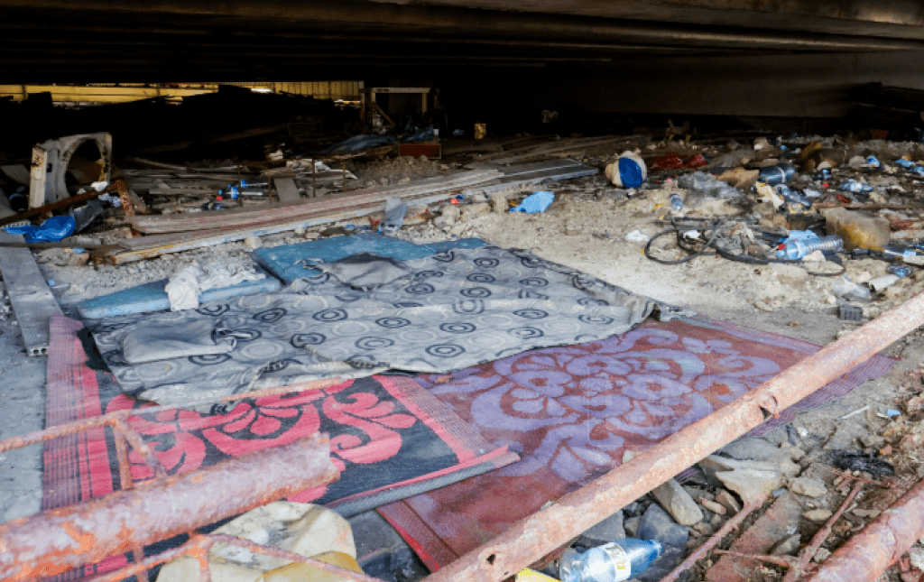 ބުރިޖު ދަށުގައި ބިދޭސީންތަކެއް ދިރިއުޅޭ މައްސަލައެއް ބަލަނީ