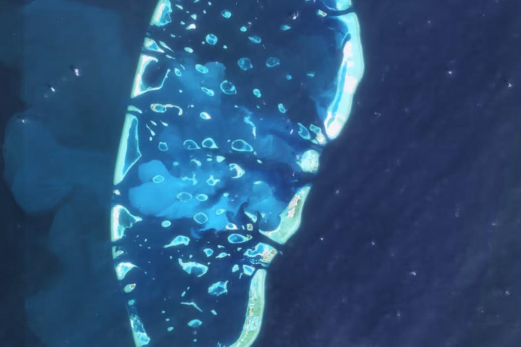 ފެބްރުއަރީ 4، ގައި ދެކެނު މާލެ އަތޮޅު މަތިން ނަގާފައިވާ ސެޓެލައިޓް ފޮޓޮއެއް: އެންމެ ހުދުކަން ބޮޑުކޮށް އެ ފެންނަނީ ކިސަޑުގަނޑު އެންމެ ބޮޑަށް ހުރި ސަރަހައްދު --- ފޮޓޯ: ކޮޕާނިކަސް