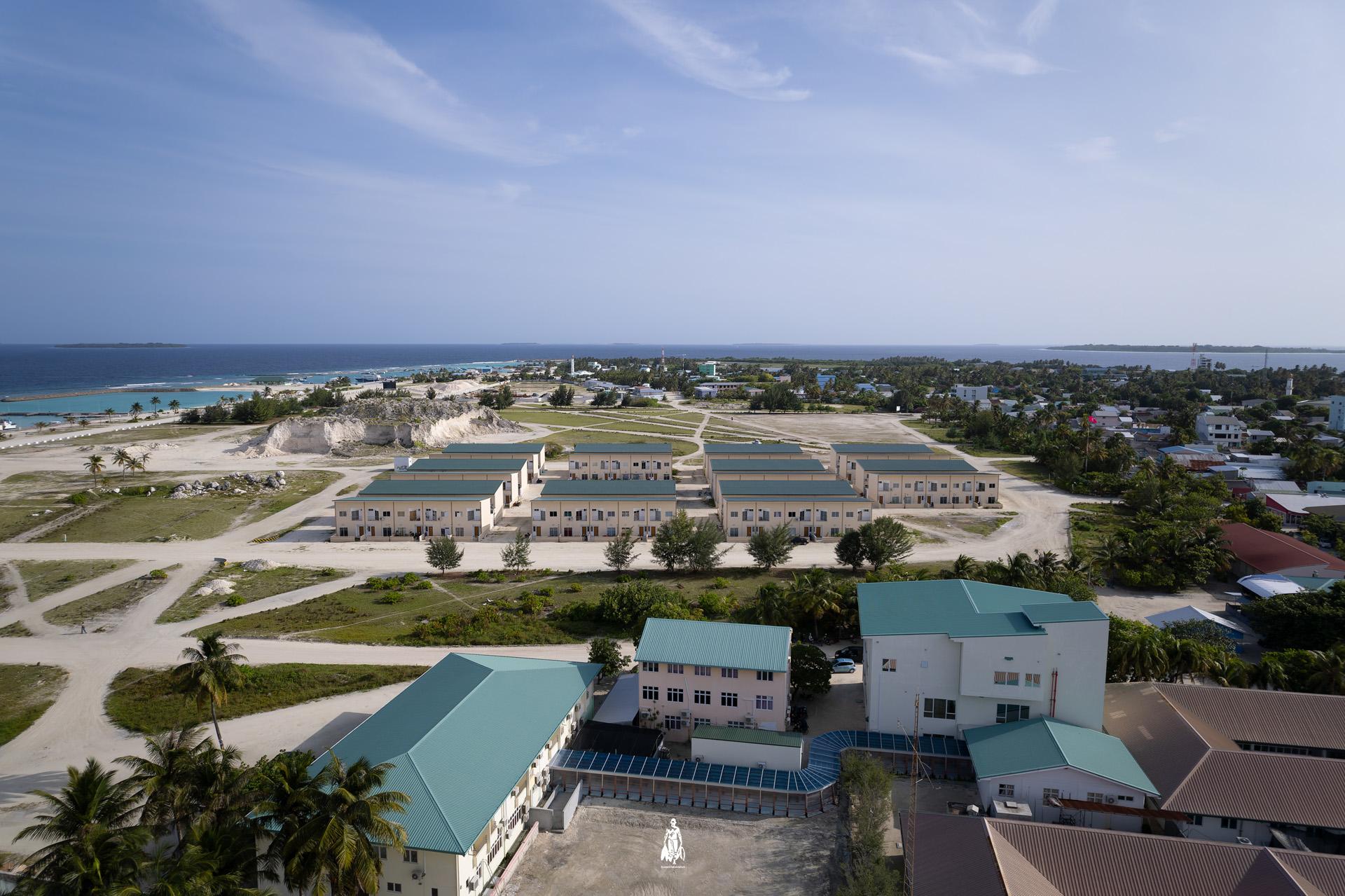 ރުކަކުން ވެއްޓި މީހަކަށް އަނިޔާވެއްޖެ. ފަރުވާދެނީ ވެންޓިލޭޓަރުގައި!