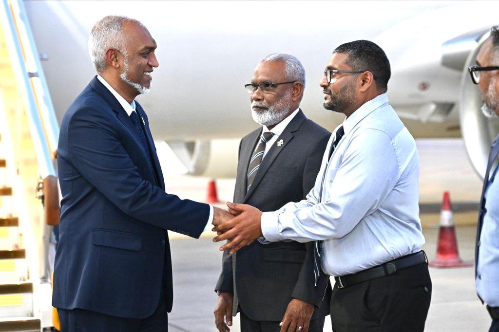 ޢުމްރާގެ އަޅުކަން އަދާކުރެއްވުމަށްފަހު ރައީސްގެ ދެކަނބަލުން މާލެ ވަޑައިގެންފި