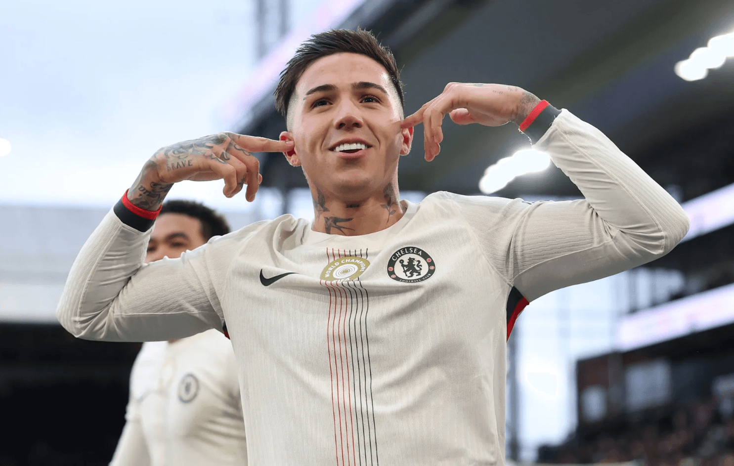 އިނދަޖެހިދާނެކަމުގެ ބިރުހީވެފައިވާ ޗެލްސީގެ އެންމެ މުހިންމު ކުޅުންތެރިޔާ މެޑްޜިޑްއާއި ފްލާރޓް ކުރަނީ، ކުޅުންތެރިން ރަތަށް