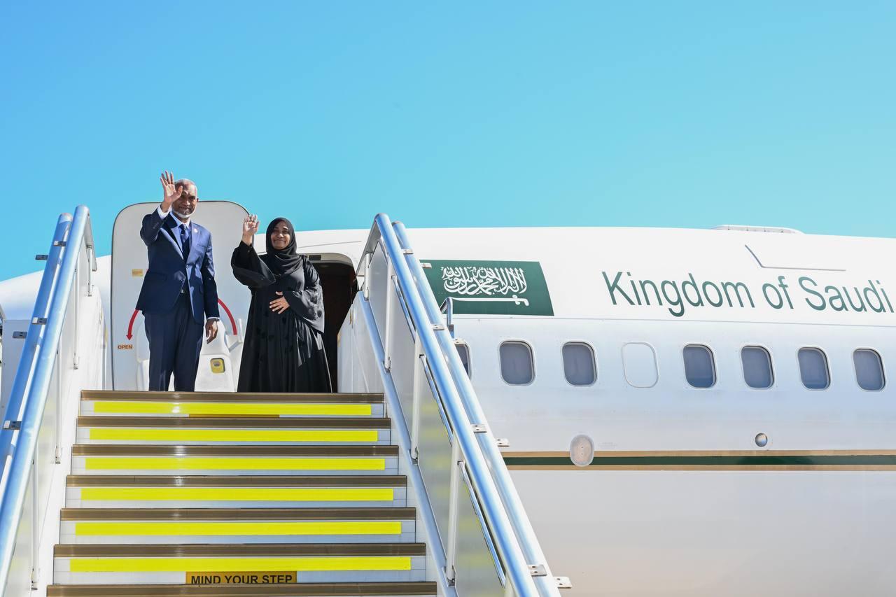 ރައީސްގެ ދެ ކަނބަލުން ޢުމްރާގެ އަޅުކަން އަދާކުރެއްވުމަށް ސަޢުދީއަށް ފުރާވަަޑައިގަންނަވަނީ--- ފޮޓޯ: ރައީސް އޮފީސް