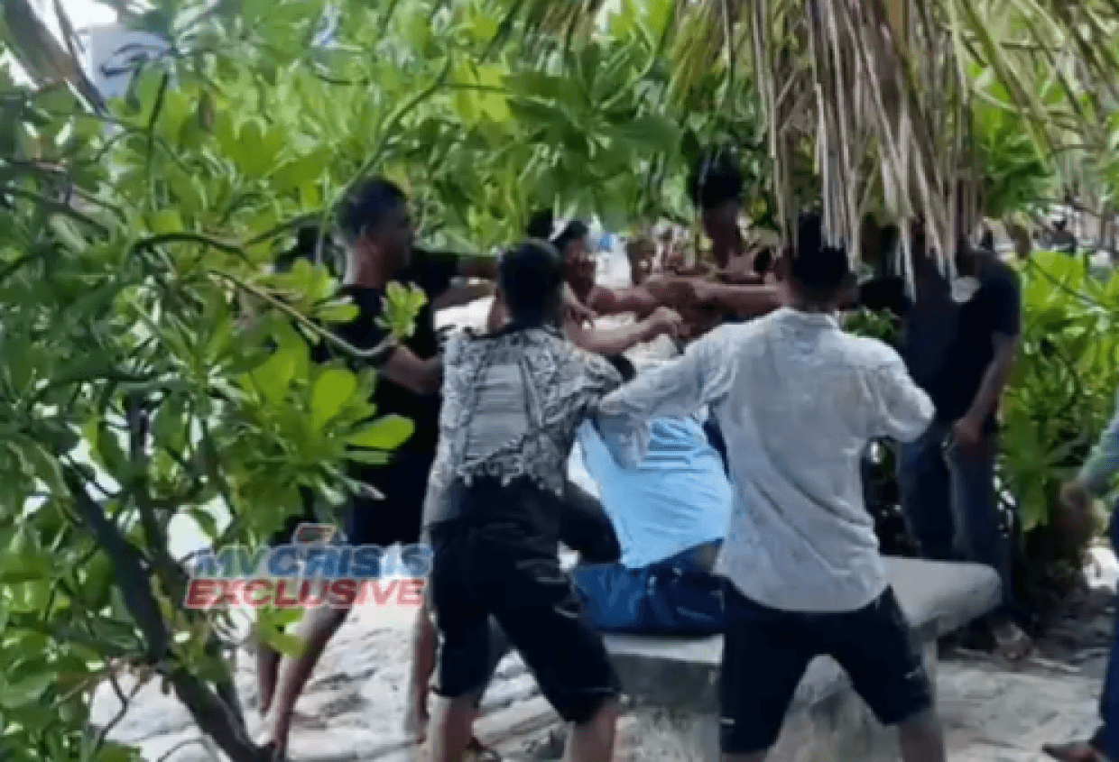 އާޓިފިޝިއަލް ބީޗުގައި ބިދޭސީންތަކެއްގެ މެދުގައި މާރާމާރިއެއް ހިނގައިފި!