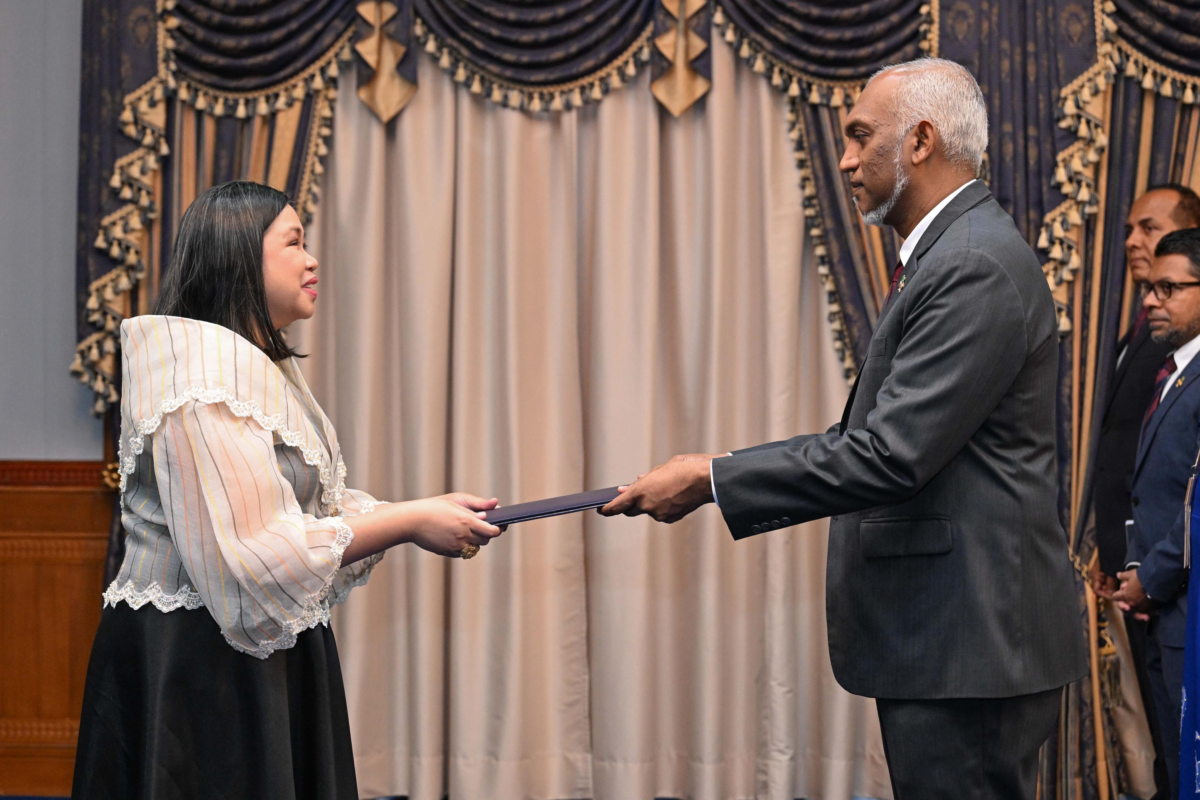 ފިލިޕީންސްގެ އައު ސަފީރު، އެކަމަނާގެ ސަފީރުކަމުގެ ފަތްކޮޅު ރައީސުލްޖުމްހޫރިއްޔާއަށް އަރުވައިފި
