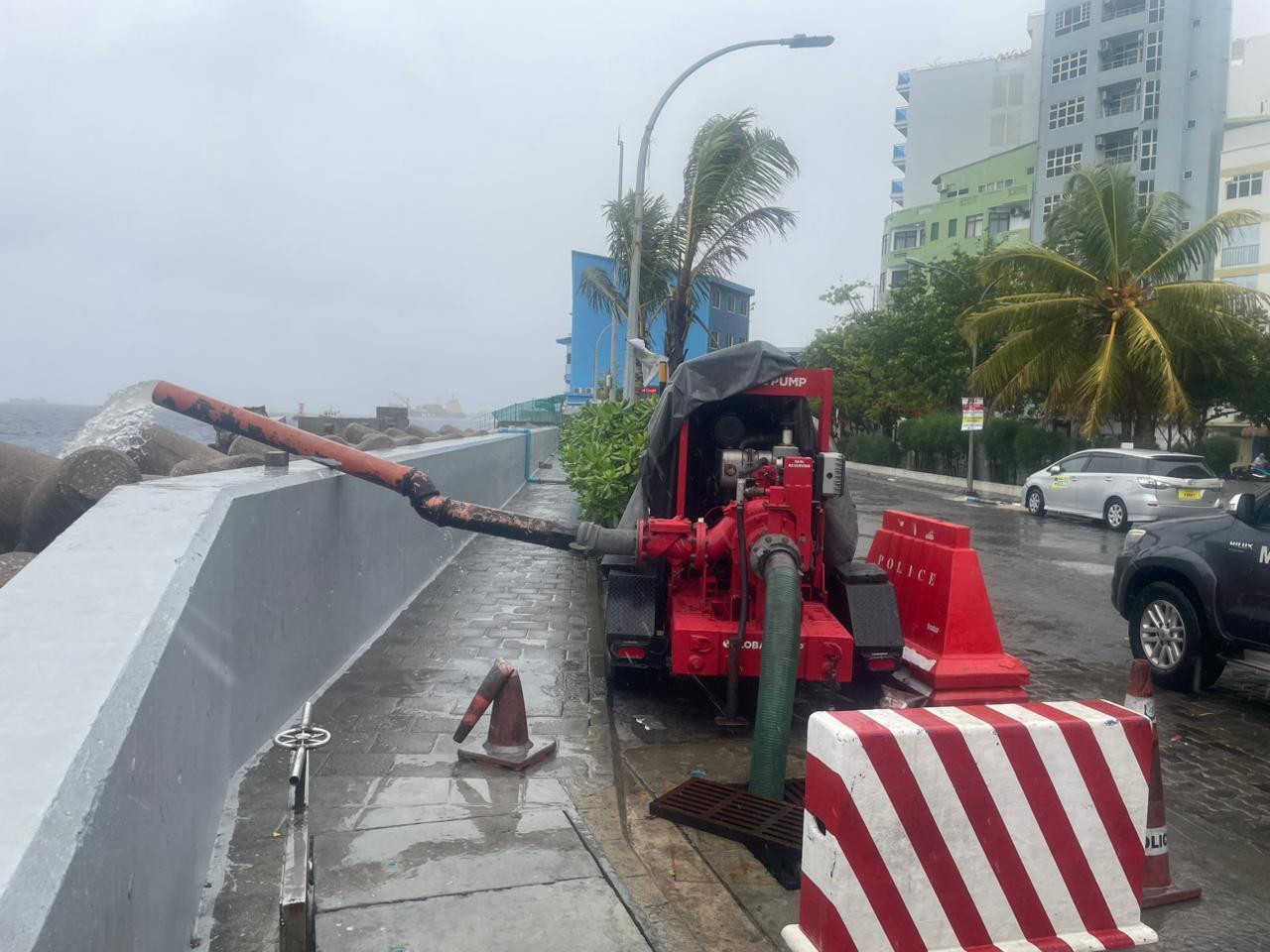 މާލޭ މަގުތަށް ފެންބޮޑުވަމުންދާތީ، ފެން ހިންދުމުގެ މަސައްކަތް ފަށައިފި