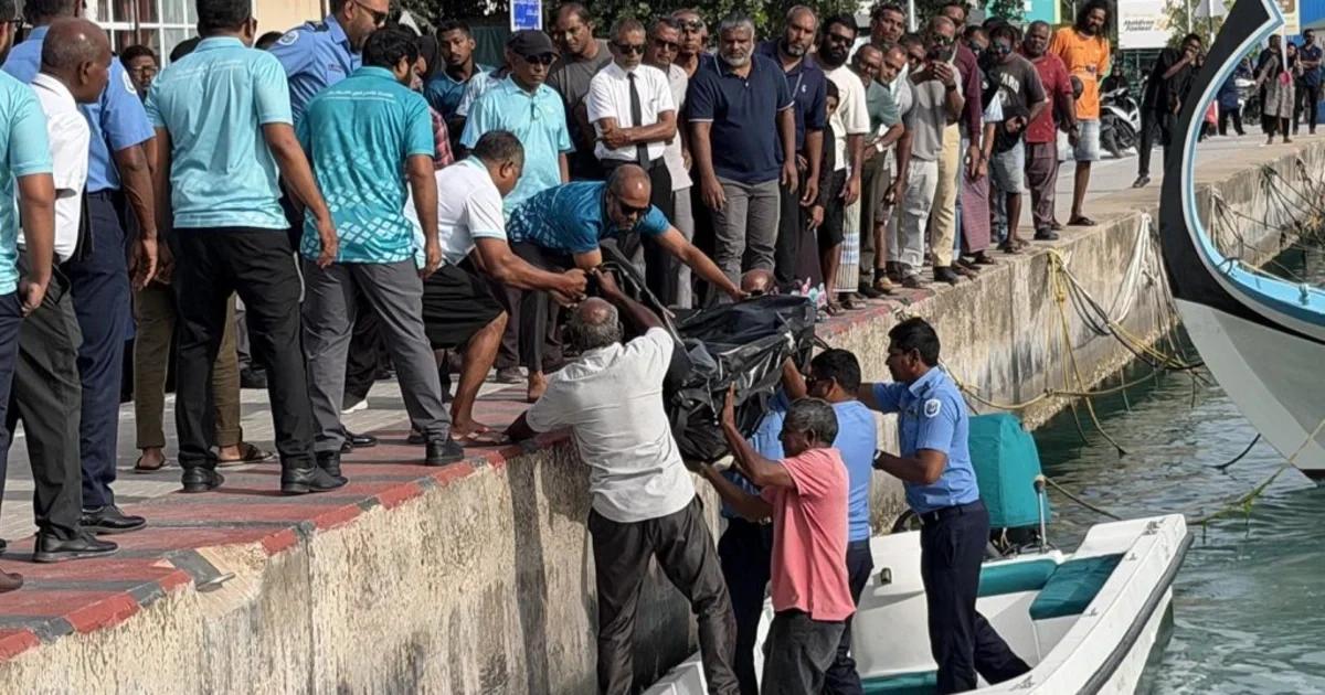 އޭދަފުށި ފަޅުތެރޭގައި މަރުވެފައި އޮއްވާ ފެނުނު މީހާގެ ހަށިގަޑު ވާޓަރުމަތިން އެއްގަމަށް އަރުވަނީ މީހެއް – ފޮޓޯ/އޭދަފުށި ޓައިމްސް
