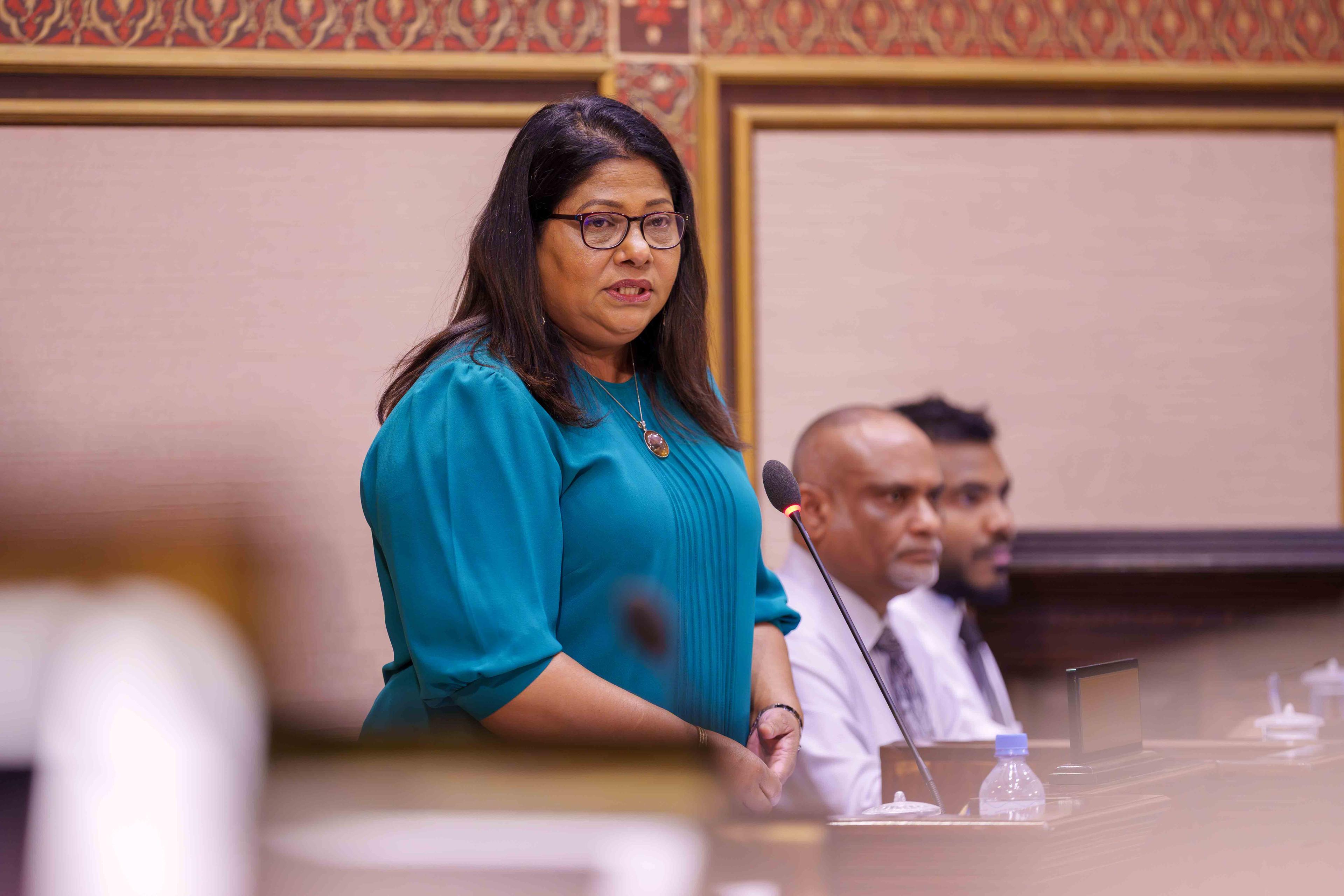 ރައްޔިތުން މަޖިލީހުގެ ޖަލްސާގައި ހެލްތު މިނިސްޓަރު ޑރ. ގީލާ އަލީ ވާހަކަފުޅު ދައްކަވަނީ. -ފޮޓޯ/މަޖިލިސް
