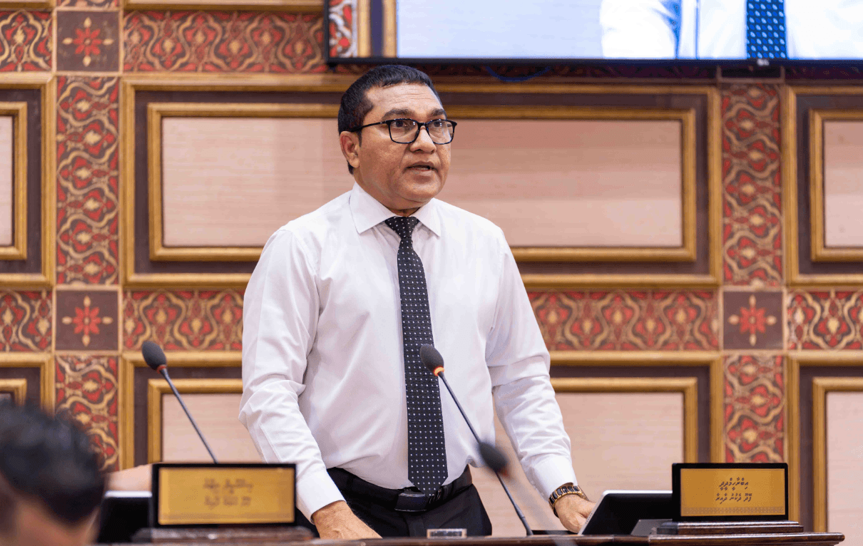 ރައްޔިތުންނަށް އަސާސީ ޚިދުމަތްތައް ފޯރުކޮށްދިނުމަށް ރައީސް ވަރަށް ބުރަ މަސައްކަތްޕުޅުތަކެއް އެބަ ކުރައްވާ: އައިބީ