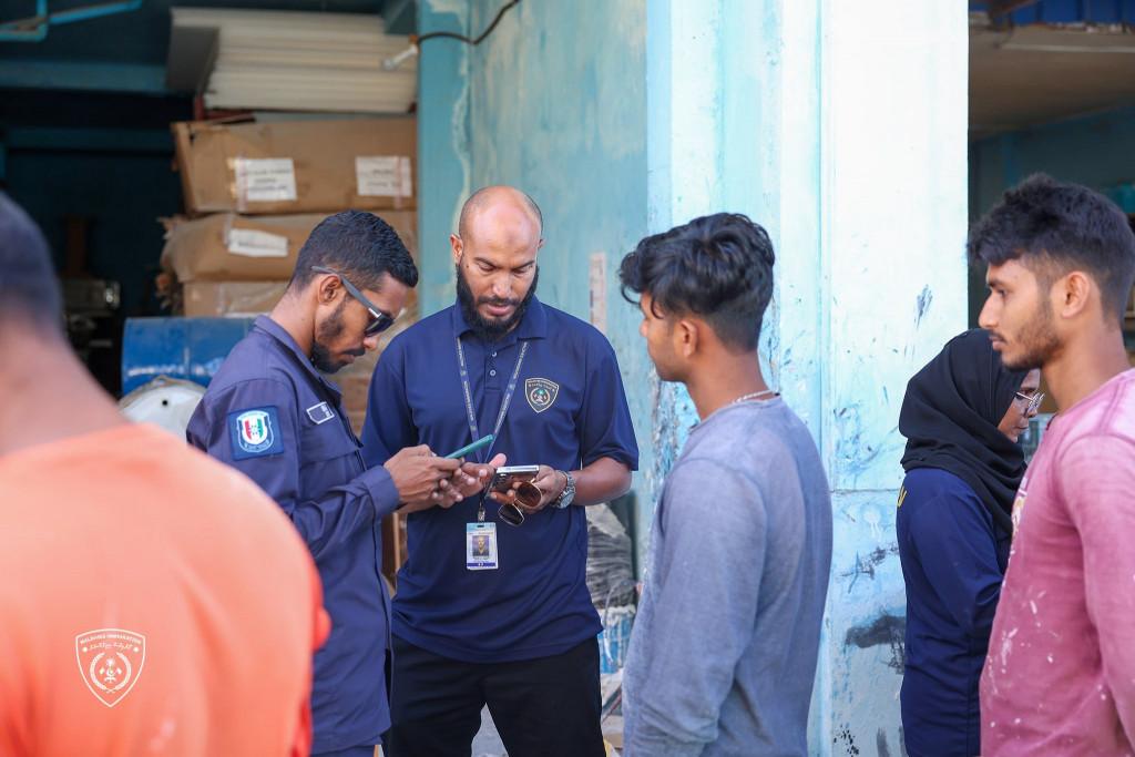 ޤަވާއިދާ ޚިލާފަށް އުޅުނު 12،000 އަށް ވުރެ ގިނަ ބިދޭސީން ޑީޕޯޓުކޮށްފި