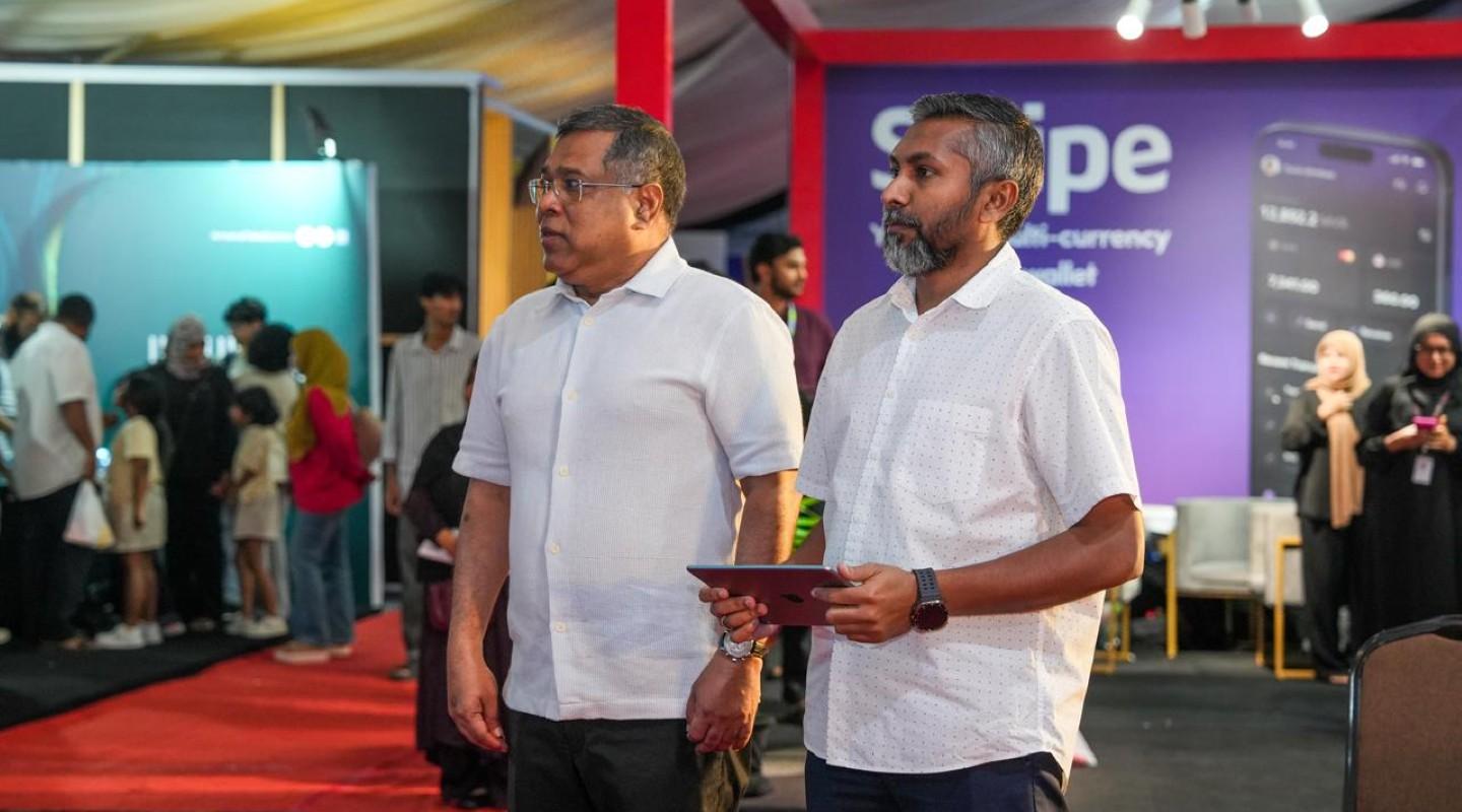 "އެޑްވާންސް މާޗަންޓް ސެޓްލްމަންޓް" ޚިދުމަތް ބީއެމްލެގެ ސީއީއޯ އަދި މެނޭޖިން ޑައިރެކްޓަރު މުހައްމަދު ޝަރީފު ތައާރަފު ކޮށްދެއްވަނީ. -ފޮޓޯ/ ބީއެމްއެލް