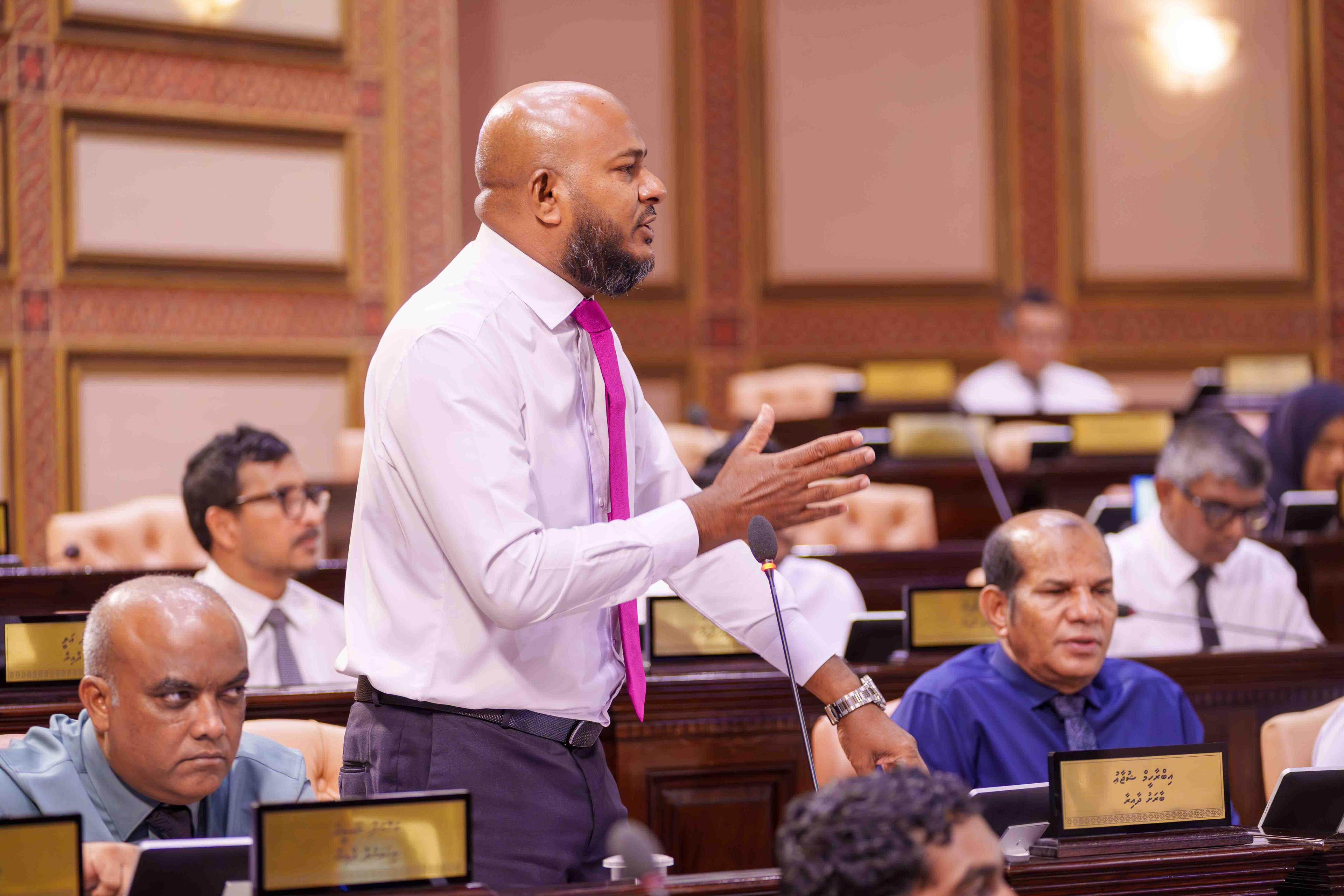 ރައްޔިތުންގެ މަޖިލީހުގެ ޖަލްސާގައި ބާރަށު ދާއިރާގެ މެންބަރު އިބްރާހިމް ޝުޖާއު ވާހަކަ ދައްކަވަނީ. -ފޮޓޯ/މަޖިލިސް