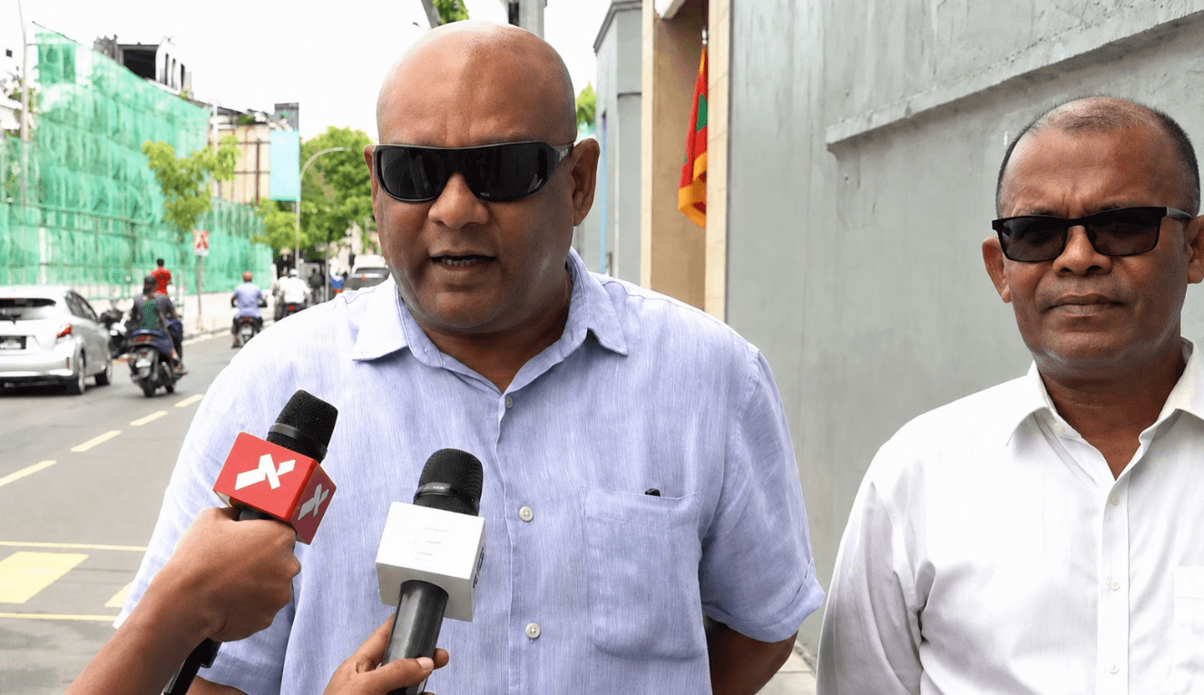 އަމީން ފައިސަލް ފުލުސް އޮފީސް ބޭރުގައި ނޫސްވެރިންނާ ވާހަކަދައްކަވަނީ، ފޮޓޯ:އެމްޑީޕީ ޕްރެސްގެ ސްކްރީންޝޮޓެއް