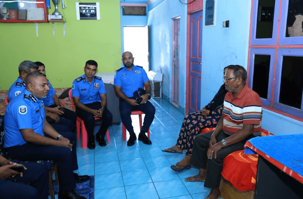 ކޮމިޝަނަރ އޮފް ޕޮލިސް އަޙްމަދު މުޙައްމަދާއި އިސް އޮފިސަރުން ޝަހީދު ސާޖަންޓް އާދަމް ޙަލީމްގެ ޢާއިލާއާ ބައްދަލުކުރަށްވަނީ، ފޮޓޯ: ޕޮލިސް